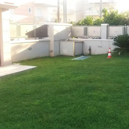 Bright, Spacious, Elegant, Semi Subterrain With Garden, 5Min From Sea Apartment