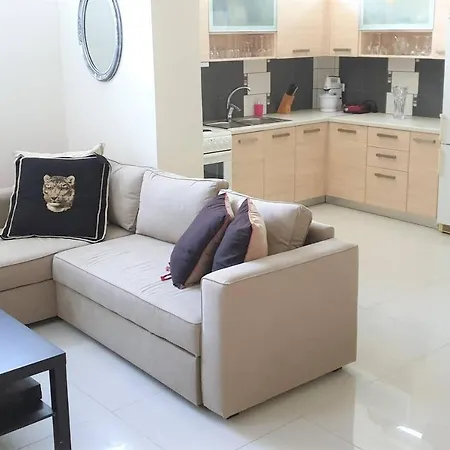 Bright, Spacious, Elegant, Semi Subterrain With Garden, 5Min From Sea Apartment *