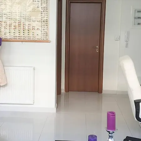 Apartment Bright, Spacious, Elegant, Semi Subterrain With Garden, 5Min From Sea *