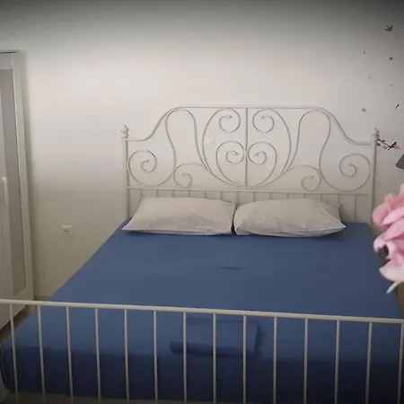 Bright, Spacious, Elegant, Semi Subterrain With Garden, 5Min From Sea アパート カラマタ