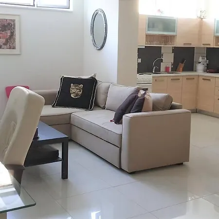 Bright, Spacious, Elegant, Semi Subterrain With Garden, 5Min From Sea アパート