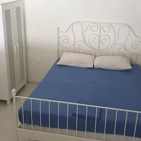 Bright, Spacious, Elegant, Semi Subterrain With Garden, 5Min From Sea *
