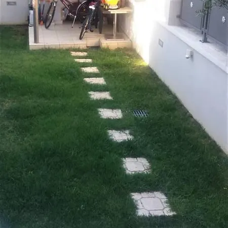 アパート Bright, Spacious, Elegant, Semi Subterrain With Garden, 5Min From Sea カラマタ
