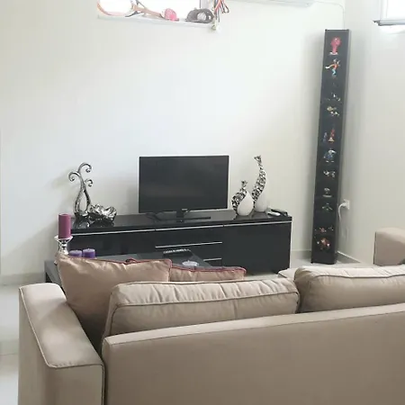 Bright, Spacious, Elegant, Semi Subterrain With Garden, 5Min From Sea アパート