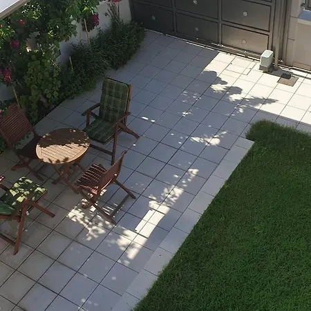 アパート Bright, Spacious, Elegant, Semi Subterrain With Garden, 5Min From Sea