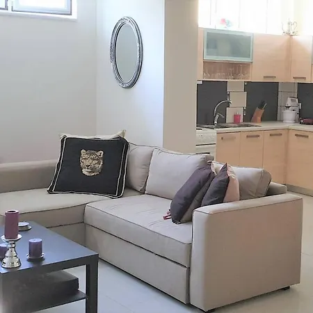 Bright, Spacious, Elegant, Semi Subterrain With Garden, 5Min From Sea アパート *
