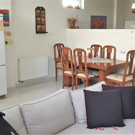 アパート Bright, Spacious, Elegant, Semi Subterrain With Garden, 5Min From Sea